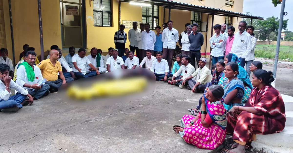 ಕಾಳಗಿ | ವಿದ್ಯುತ್ ತಂತಿ ತಗುಲಿ ರೈತ ಮೃತ್ಯು ; ಜೆಸ್ಕಾಂ ಅಧಿಕಾರಿಗಳ ನಿರ್ಲಕ್ಷ್ಯ ಆರೋಪ ಕಾಳಗಿ | ವಿದ್ಯುತ್ ತಂತಿ ತಗುಲಿ ರೈತ ಮೃತ್ಯು ; ಜೆಸ್ಕಾಂ ಅಧಿಕಾರಿಗಳ ನಿರ್ಲಕ್ಷ್ಯ ಆರೋಪ