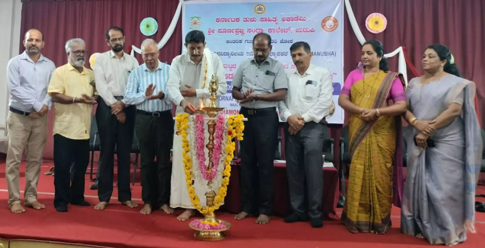 ನಮ್ಮೂರನ್ನು ಆಳಿದ ರಾಜರ ಇತಿಹಾಸವನ್ನು ಅರಿತುಕೊಳ್ಳಿ: ತಾರಾನಾಥ ನಮ್ಮೂರನ್ನು ಆಳಿದ ರಾಜರ ಇತಿಹಾಸವನ್ನು ಅರಿತುಕೊಳ್ಳಿ: ತಾರಾನಾಥ
