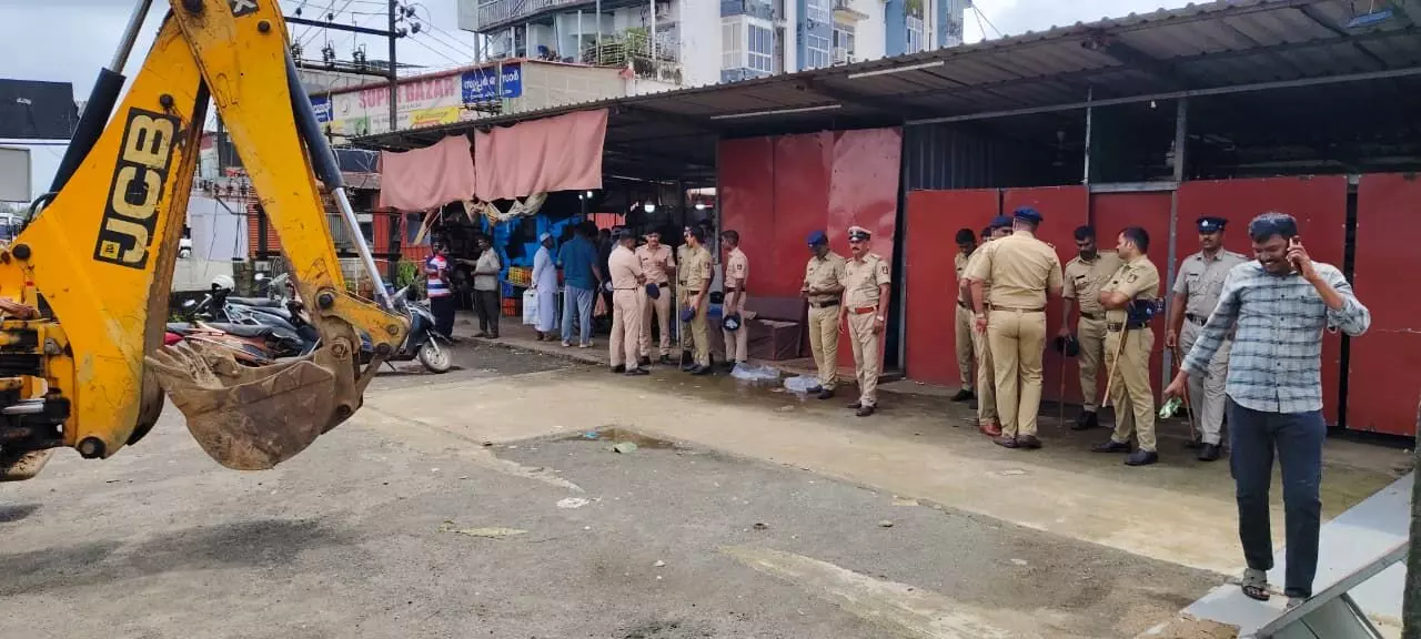 ಕಲ್ಲಾಪು| ಬೀದಿ ಬದಿ ವ್ಯಾಪಾರಿಗಳ ವಿರುದ್ಧ ಹೆದ್ದಾರಿ ಪ್ರಾಧಿಕಾರ ಕಾರ್ಯಾಚರಣೆ; ಮೀನು ಮಾರುಕಟ್ಟೆ ತೆರವು ಕಲ್ಲಾಪು| ಬೀದಿ ಬದಿ ವ್ಯಾಪಾರಿಗಳ ವಿರುದ್ಧ ಹೆದ್ದಾರಿ ಪ್ರಾಧಿಕಾರ ಕಾರ್ಯಾಚರಣೆ; ಮೀನು ಮಾರುಕಟ್ಟೆ ತೆರವು