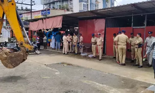 ಕಲ್ಲಾಪು| ಬೀದಿ ಬದಿ ವ್ಯಾಪಾರಿಗಳ ವಿರುದ್ಧ ಹೆದ್ದಾರಿ ಪ್ರಾಧಿಕಾರ ಕಾರ್ಯಾಚರಣೆ; ಮೀನು ಮಾರುಕಟ್ಟೆ ತೆರವು
