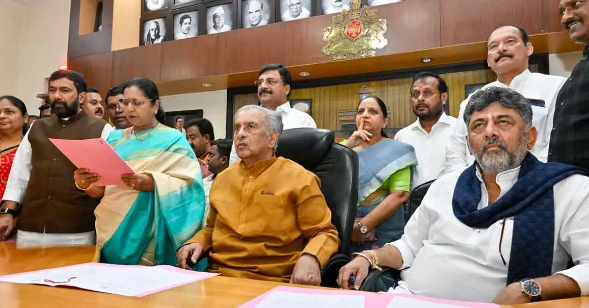 ವಿಧಾನ ಪರಿಷತ್ ಸದಸ್ಯೆಯಾಗಿ ಎ.ವಿ. ಗಾಯತ್ರಿ ಶಾಂತೇಗೌಡ ಪ್ರಮಾಣ ವಚನ ಸ್ವೀಕಾರ ವಿಧಾನ ಪರಿಷತ್ ಸದಸ್ಯೆಯಾಗಿ ಎ.ವಿ. ಗಾಯತ್ರಿ ಶಾಂತೇಗೌಡ ಪ್ರಮಾಣ ವಚನ ಸ್ವೀಕಾರ