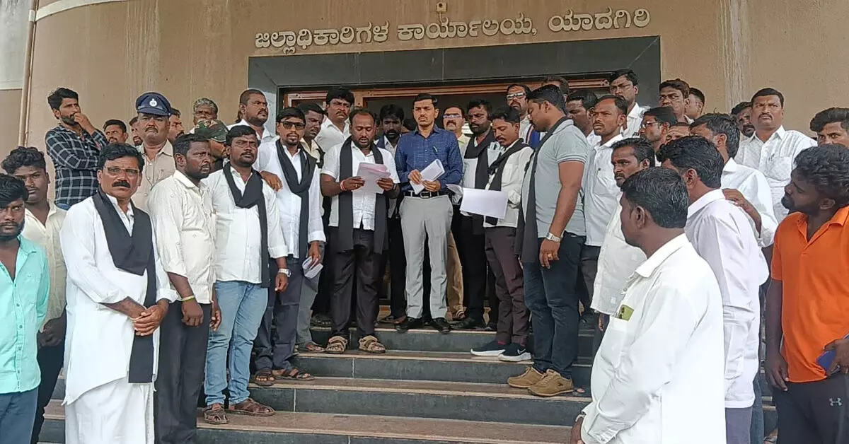 Yadgiri | ಭೂಮಾನಂದ್ ಹತ್ಯೆ ಆರೋಪಿಗಳಿಗೆ ಗಲ್ಲು ಶಿಕ್ಷೆಗೆ ಆಗ್ರಹ; ಎಂಆರ್ಪಿಎಸ್ನಿಂದ ಮನವಿ Yadgiri | ಭೂಮಾನಂದ್ ಹತ್ಯೆ ಆರೋಪಿಗಳಿಗೆ ಗಲ್ಲು ಶಿಕ್ಷೆಗೆ ಆಗ್ರಹ; ಎಂಆರ್ಪಿಎಸ್ನಿಂದ ಮನವಿ