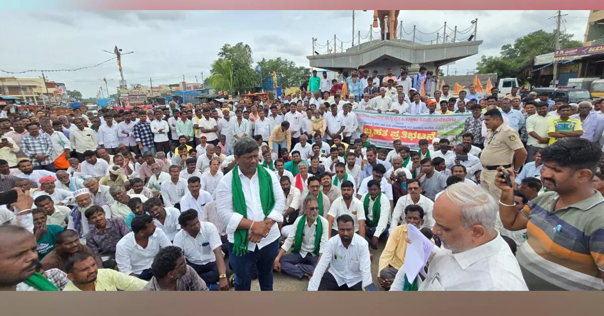 ಬೆಳೆ ವಿಮೆ ಪರಿಹಾರದಲ್ಲಿ ತಾರತಮ್ಯ ಆರೋಪ : ಚಿಂಚೋಳಿಯಲ್ಲಿ ರೈತರ ಬೃಹತ್ ಪ್ರತಿಭಟನೆ ಬೆಳೆ ವಿಮೆ ಪರಿಹಾರದಲ್ಲಿ ತಾರತಮ್ಯ ಆರೋಪ : ಚಿಂಚೋಳಿಯಲ್ಲಿ ರೈತರ ಬೃಹತ್ ಪ್ರತಿಭಟನೆ