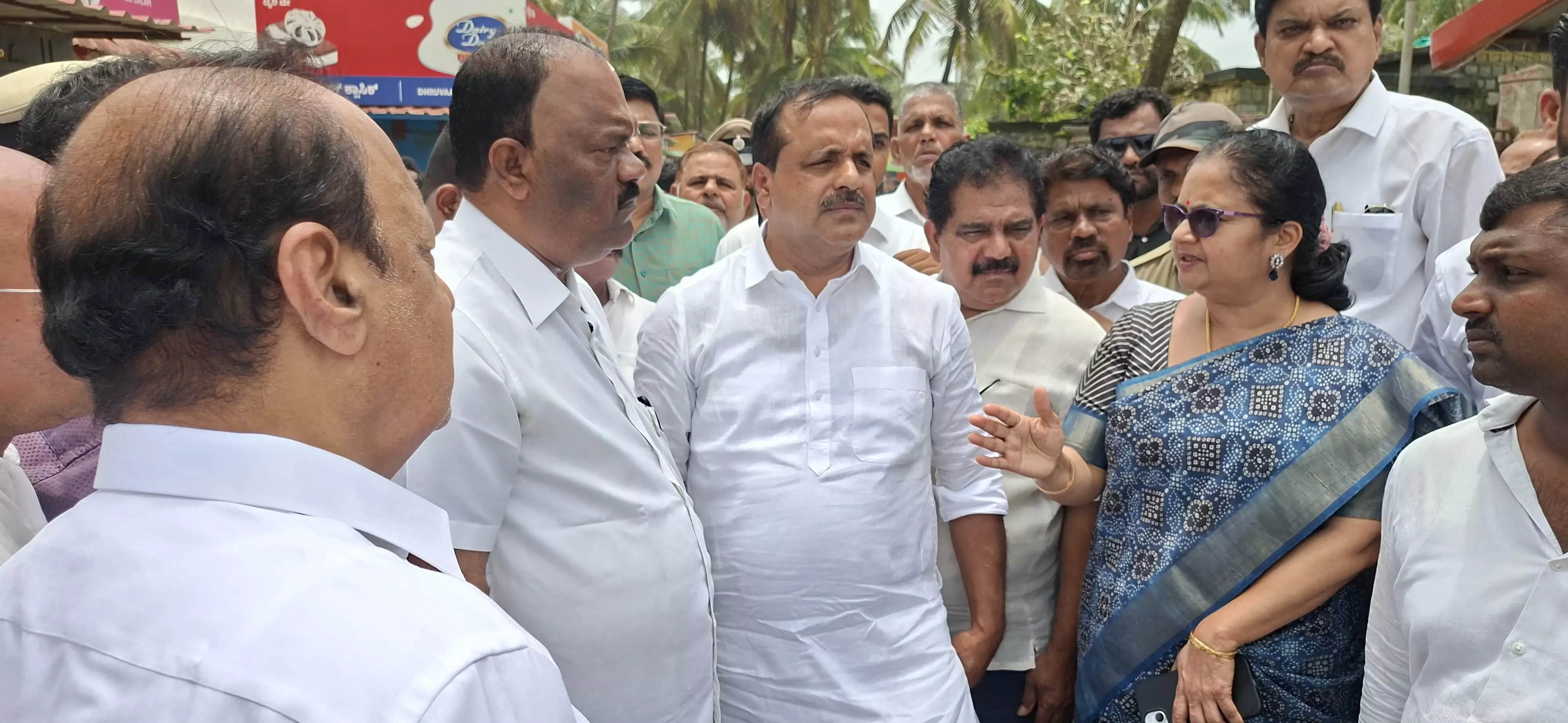 ಕಾಪು: ಕಡಲ್ಕೊರೆತ ಪ್ರದೇಶಕ್ಕೆ ಸಚಿವ ಯುಟಿ ಖಾದರ್ ಭೇಟಿ, ಪರಿಶೀಲನೆ ಕಾಪು: ಕಡಲ್ಕೊರೆತ ಪ್ರದೇಶಕ್ಕೆ ಸಚಿವ ಯುಟಿ ಖಾದರ್ ಭೇಟಿ, ಪರಿಶೀಲನೆ