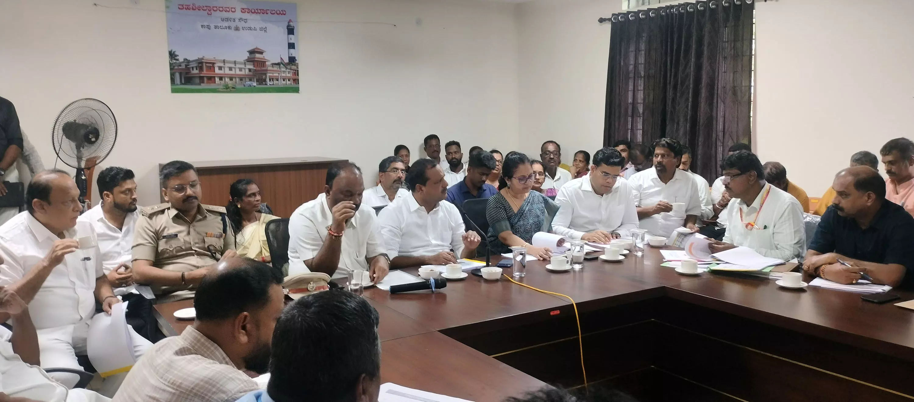 ‘ಅಧಿಕಾರಿಗಳು ಬುದ್ಧಿವಂತಿಕೆಯೊಂದಿಗೆ ಹೃದಯವಂತಿಕೆಯನ್ನೂ ತೋರಿಸಿ’ ಜನಸಾಮಾನ್ಯರಿಗೆ ತೋರಬೇಕಿರುವ ಸ್ಪಂದನೆ ಕುರಿತು ಸಚಿವ ಯುಟಿ ಖಾದರ್ ‘ಅಧಿಕಾರಿಗಳು ಬುದ್ಧಿವಂತಿಕೆಯೊಂದಿಗೆ ಹೃದಯವಂತಿಕೆಯನ್ನೂ ತೋರಿಸಿ’ ಜನಸಾಮಾನ್ಯರಿಗೆ ತೋರಬೇಕಿರುವ ಸ್ಪಂದನೆ ಕುರಿತು ಸಚಿವ ಯುಟಿ ಖಾದರ್