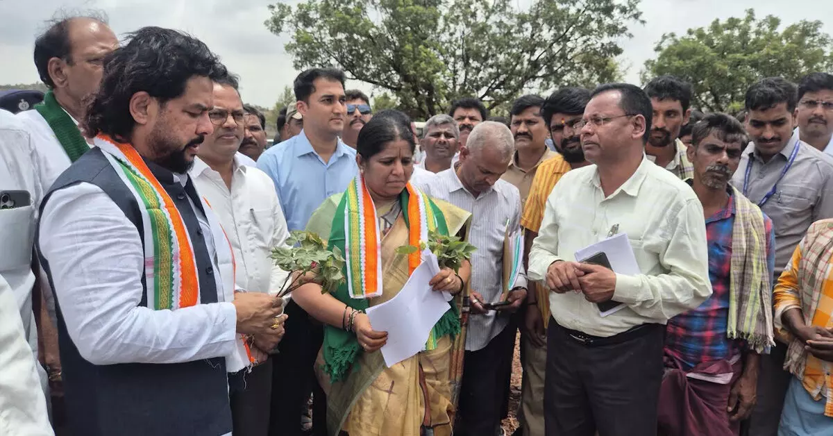 ಬರಪೀಡಿತ ಪ್ರದೇಶಗಳಿಗೆ ಸಚಿವ ಬಿ.ನಾಗೇಂದ್ರ ಭೇಟಿ; ರೈತರಿಗೆ ಶೀಘ್ರ ನೆರವಿನ ಭರವಸೆ ಬರಪೀಡಿತ ಪ್ರದೇಶಗಳಿಗೆ ಸಚಿವ ಬಿ.ನಾಗೇಂದ್ರ ಭೇಟಿ; ರೈತರಿಗೆ ಶೀಘ್ರ ನೆರವಿನ ಭರವಸೆ