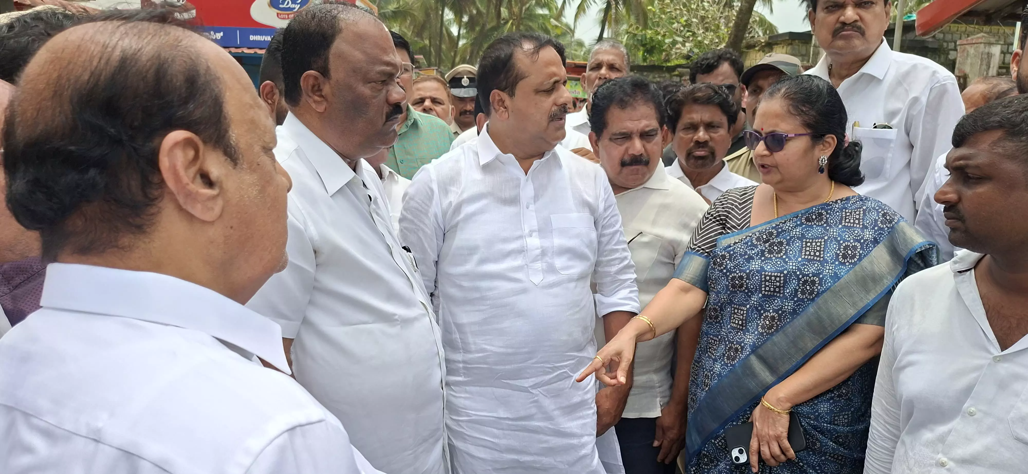 ಆಹಾರ ಗುಣಮಟ್ಟ ಪರೀಕ್ಷೆಗೆ ಫೈವ್ಸ್ಟಾರ್ ಹೊಟೇಲ್ ಮೇಲೂ ದಾಳಿ: ಕಾಪುವಿನಲ್ಲಿ ಸಚಿವ ಯು.ಟಿ.ಖಾದರ್ ಆಹಾರ ಗುಣಮಟ್ಟ ಪರೀಕ್ಷೆಗೆ ಫೈವ್ಸ್ಟಾರ್ ಹೊಟೇಲ್ ಮೇಲೂ ದಾಳಿ: ಕಾಪುವಿನಲ್ಲಿ ಸಚಿವ ಯು.ಟಿ.ಖಾದರ್