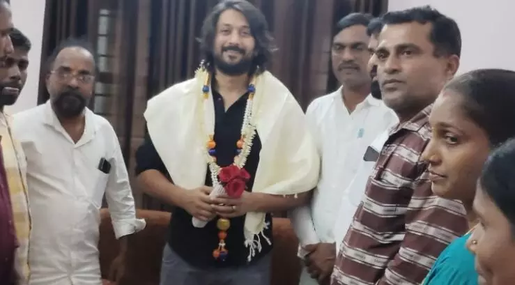 ಭಟ್ಕಳದಲ್ಲಿ ಹೊಸ ರಾಜಕೀಯ ಪಕ್ಷ ಘೋಷಿಸಿದ ನಟ ಚೇತನ್ ಭಟ್ಕಳದಲ್ಲಿ ಹೊಸ ರಾಜಕೀಯ ಪಕ್ಷ ಘೋಷಿಸಿದ ನಟ ಚೇತನ್