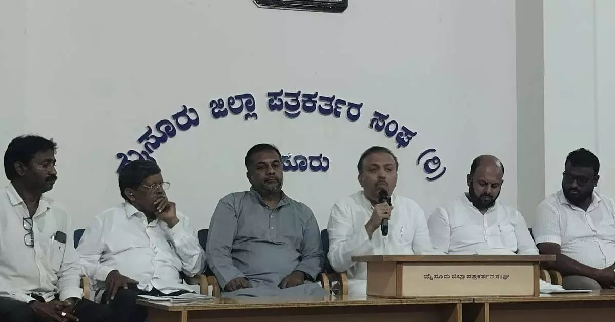 ಮೈಸೂರು ಜಿಲ್ಲೆಯಲ್ಲಿ ಶೇ.20 ಕ್ಕೂ ಹೆಚ್ಚು ಮತದಾರರು ಎ.ಎಸ್.ಡಿ.ಡಿ.ಒ ಪಟ್ಟಿಗೆ ಸೇರಿದ್ದು ಹೇಗೆ: ಅಬ್ದುಲ್ ಮಜೀದ್ ಪ್ರಶ್ನೆ ಮೈಸೂರು ಜಿಲ್ಲೆಯಲ್ಲಿ ಶೇ.20 ಕ್ಕೂ ಹೆಚ್ಚು ಮತದಾರರು ಎ.ಎಸ್.ಡಿ.ಡಿ.ಒ ಪಟ್ಟಿಗೆ ಸೇರಿದ್ದು ಹೇಗೆ: ಅಬ್ದುಲ್ ಮಜೀದ್ ಪ್ರಶ್ನೆ