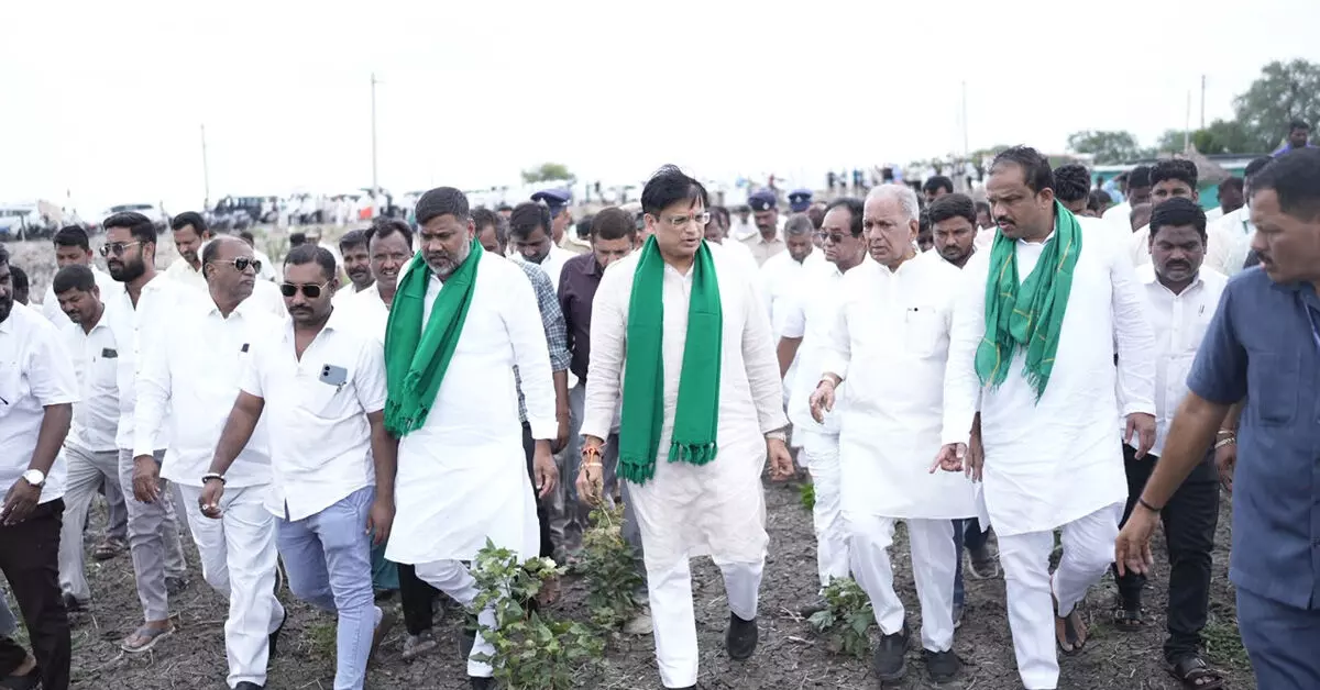 ರಾಯಚೂರಿನಲ್ಲಿ ಸಚಿವರಿಂದ 2ನೇ ದಿನವೂ ಬರ ಅಧ್ಯಯನ ರಾಯಚೂರಿನಲ್ಲಿ ಸಚಿವರಿಂದ 2ನೇ ದಿನವೂ ಬರ ಅಧ್ಯಯನ