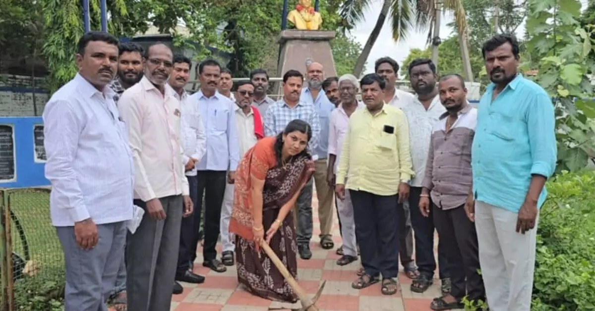 Chitapur | ಅಂಬೇಡ್ಕರ್ ಪುತ್ಥಳಿಯ ಸುತ್ತ ಕಾಂಪೌಂಡ್ ಕಾಮಗಾರಿಗೆ ಚಾಲನೆ Chitapur | ಅಂಬೇಡ್ಕರ್ ಪುತ್ಥಳಿಯ ಸುತ್ತ ಕಾಂಪೌಂಡ್ ಕಾಮಗಾರಿಗೆ ಚಾಲನೆ