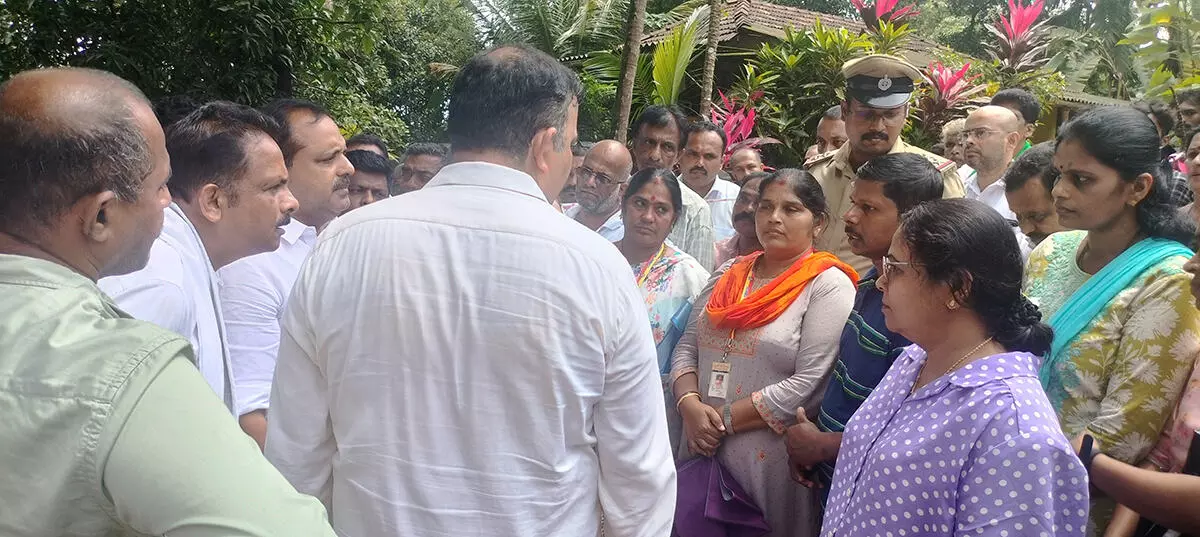 ರೆಂಜಾಳ ಭೂಕುಸಿತದ ಪ್ರದೇಶಕ್ಕೆ ಸಚಿವ ಯುಟಿ ಖಾದರ್ ಭೇಟಿ; ಸಂತ್ರಸ್ಥ ಕುಟುಂಬಕ್ಕೆ ಸೂಕ್ತ ವ್ಯವಸ್ಥೆಯ ಭರವಸೆ ರೆಂಜಾಳ ಭೂಕುಸಿತದ ಪ್ರದೇಶಕ್ಕೆ ಸಚಿವ ಯುಟಿ ಖಾದರ್ ಭೇಟಿ; ಸಂತ್ರಸ್ಥ ಕುಟುಂಬಕ್ಕೆ ಸೂಕ್ತ ವ್ಯವಸ್ಥೆಯ ಭರವಸೆ