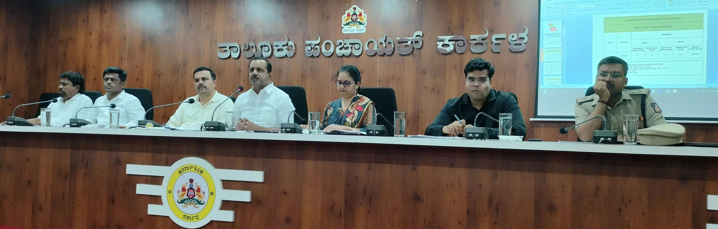 ಕಾರಿನ ಮೇಲೆ ಮರಬಿದ್ದು ಚಾಲಕ ಮೃತ್ಯು: ಅರಣ್ಯ ಇಲಾಖೆ ವಿರುದ್ಧ ಸಚಿವ ಖಾದರ್ ಆಕ್ರೋಶ ಕಾರಿನ ಮೇಲೆ ಮರಬಿದ್ದು ಚಾಲಕ ಮೃತ್ಯು: ಅರಣ್ಯ ಇಲಾಖೆ ವಿರುದ್ಧ ಸಚಿವ ಖಾದರ್ ಆಕ್ರೋಶ