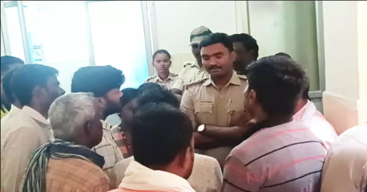 Pavagada | ಬಾಲಕಿಯರ ವಸತಿಶಾಲೆಯಲ್ಲಿ ವಿದ್ಯಾರ್ಥಿನಿ ಮೃತ್ಯು; ಪ್ರಾಂಶುಪಾಲರು, ವಾರ್ಡನ್ ವಿರುದ್ಧ ತನಿಖೆಗೆ ಪೋಷಕರ ಒತ್ತಾಯ Pavagada | ಬಾಲಕಿಯರ ವಸತಿಶಾಲೆಯಲ್ಲಿ ವಿದ್ಯಾರ್ಥಿನಿ ಮೃತ್ಯು; ಪ್ರಾಂಶುಪಾಲರು, ವಾರ್ಡನ್ ವಿರುದ್ಧ ತನಿಖೆಗೆ ಪೋಷಕರ ಒತ್ತಾಯ