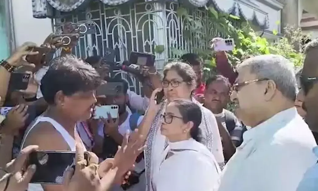 West Bengal | ನನ್ನ ಕಾರಿನ ಮೇಲೆ ದಾಳಿ ನಡೆದಿದೆ, ನಾನು ಸಾಯಬಹುದಿತ್ತು: ಮಮತಾ ಬ್ಯಾನರ್ಜಿ ಆರೋಪ