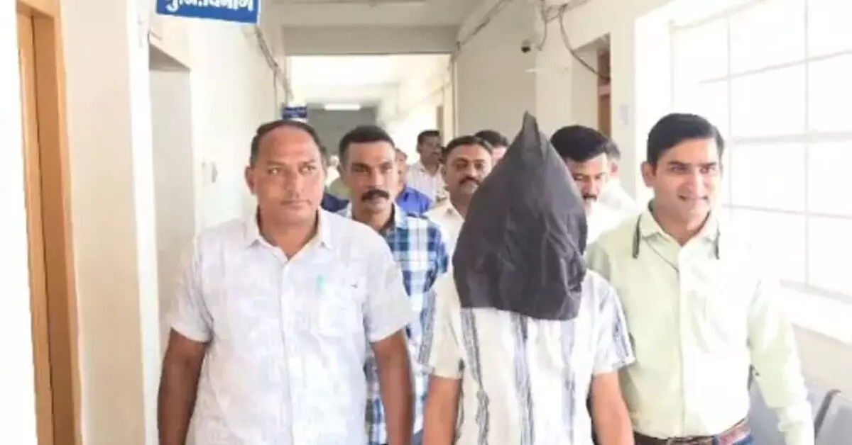 Maharashtra | ಬ್ಲ್ಯಾಕ್ ಮೇಲ್ ಮಾಡಿ ಅಪ್ರಾಪ್ತರು, ಯುವಕರ ಮೇಲೆ ಲೈಂಗಿಕ ದೌರ್ಜನ್ಯ ಆರೋಪ; 22 ವರ್ಷದ ವ್ಯಕ್ತಿ ಬಂಧನ Maharashtra | ಬ್ಲ್ಯಾಕ್ ಮೇಲ್ ಮಾಡಿ ಅಪ್ರಾಪ್ತರು, ಯುವಕರ ಮೇಲೆ ಲೈಂಗಿಕ ದೌರ್ಜನ್ಯ ಆರೋಪ; 22 ವರ್ಷದ ವ್ಯಕ್ತಿ ಬಂಧನ
