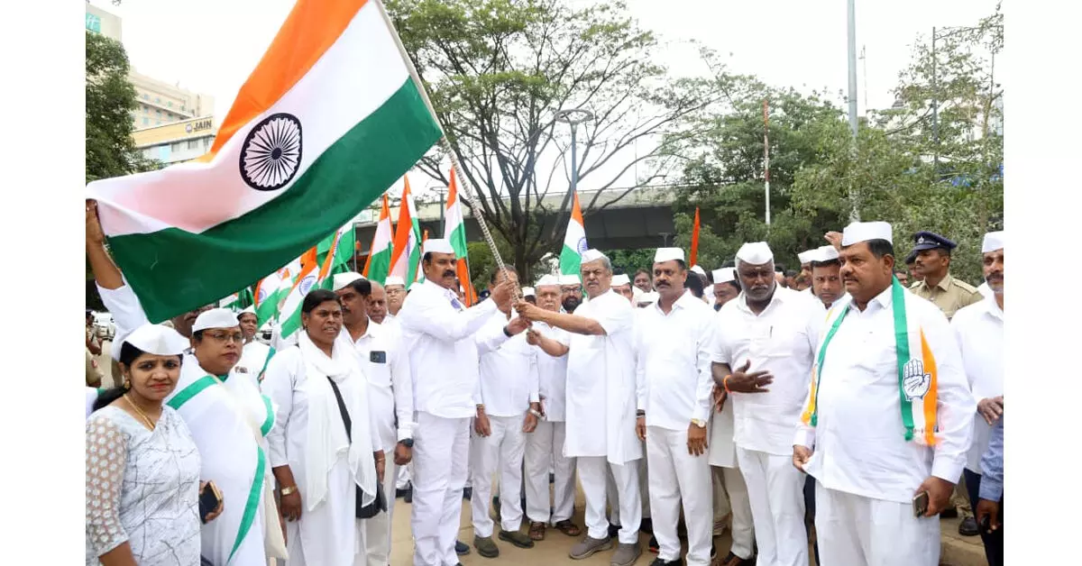 ಬೆಂಗಳೂರು: ಕಾಂಗ್ರೆಸ್ ತಿರಂಗಾ ಯಾತ್ರೆಗೆ ಚಾಲನೆ ಬೆಂಗಳೂರು: ಕಾಂಗ್ರೆಸ್ ತಿರಂಗಾ ಯಾತ್ರೆಗೆ ಚಾಲನೆ