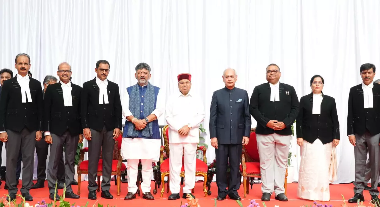 ನೂತನ ಹೆಚ್ಚುವರಿ ನ್ಯಾಯಮೂರ್ತಿಗಳ ಪ್ರಮಾಣ ವಚನ: ರಾಜ್ಯಪಾಲರಿಂದ ಪ್ರತಿಜ್ಞಾವಿಧಿ ಬೋಧನೆ ನೂತನ ಹೆಚ್ಚುವರಿ ನ್ಯಾಯಮೂರ್ತಿಗಳ ಪ್ರಮಾಣ ವಚನ: ರಾಜ್ಯಪಾಲರಿಂದ ಪ್ರತಿಜ್ಞಾವಿಧಿ ಬೋಧನೆ