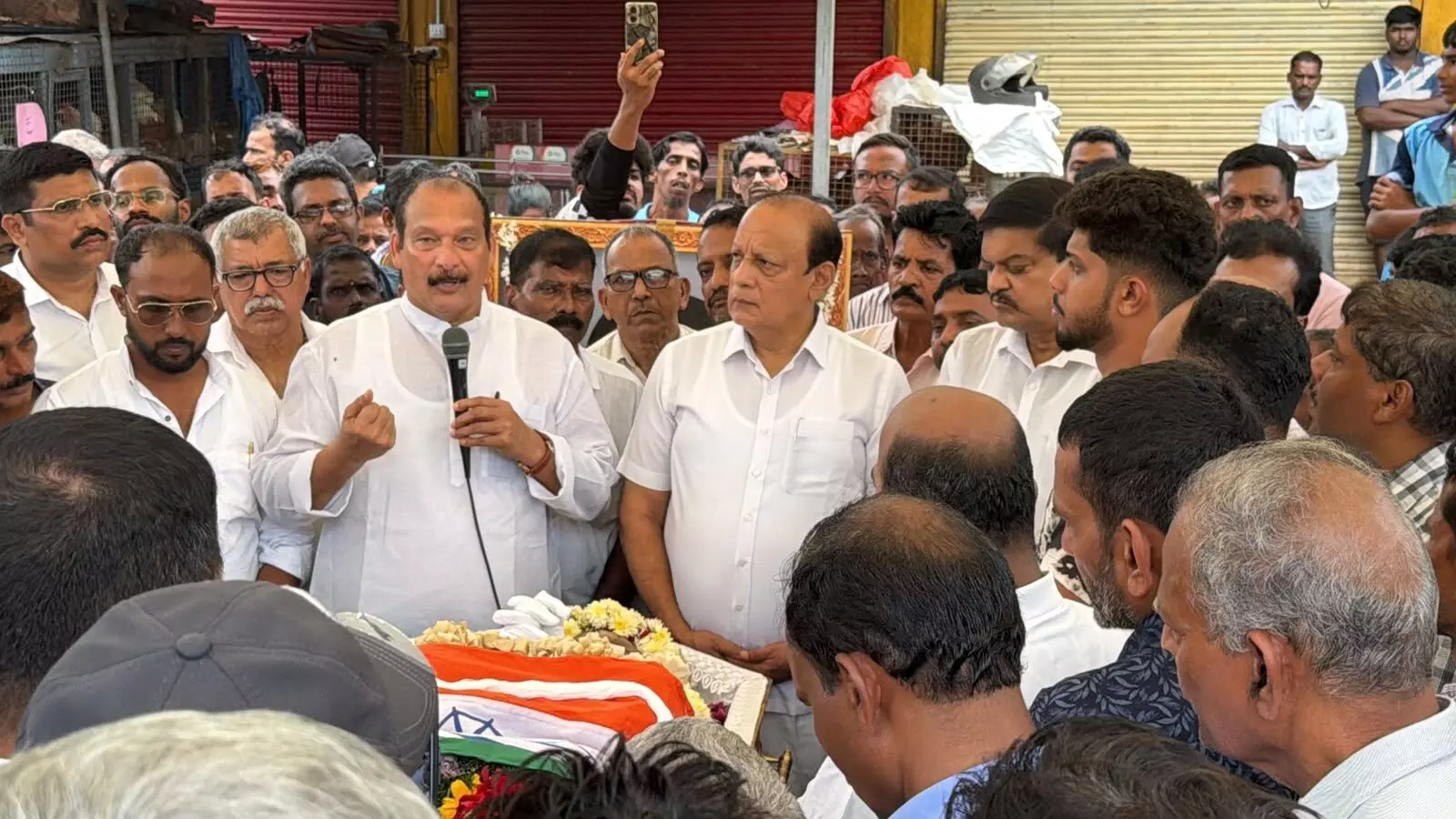 ಡೇವಿಡ್ ಡಿಸೋಜ ಅಂತ್ಯಸಂಸ್ಕಾರ: ನೂರಾರು ಮಂದಿ ಭಾಗಿ ಡೇವಿಡ್ ಡಿಸೋಜ ಅಂತ್ಯಸಂಸ್ಕಾರ: ನೂರಾರು ಮಂದಿ ಭಾಗಿ