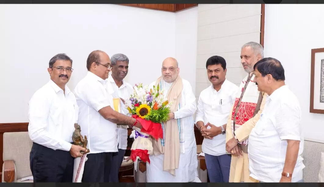 ವಿದೇಶದಿಂದ ಅಕ್ರಮವಾಗಿ ಅಡಿಕೆ ಆಮದು; ಕೇಂದ್ರ ಗೃಹ ಸಚಿವರಿಗೆ ಮನವಿ ಸಲ್ಲಿಸಿದ ಸಂಸದರ ತಂಡ ವಿದೇಶದಿಂದ ಅಕ್ರಮವಾಗಿ ಅಡಿಕೆ ಆಮದು; ಕೇಂದ್ರ ಗೃಹ ಸಚಿವರಿಗೆ ಮನವಿ ಸಲ್ಲಿಸಿದ ಸಂಸದರ ತಂಡ