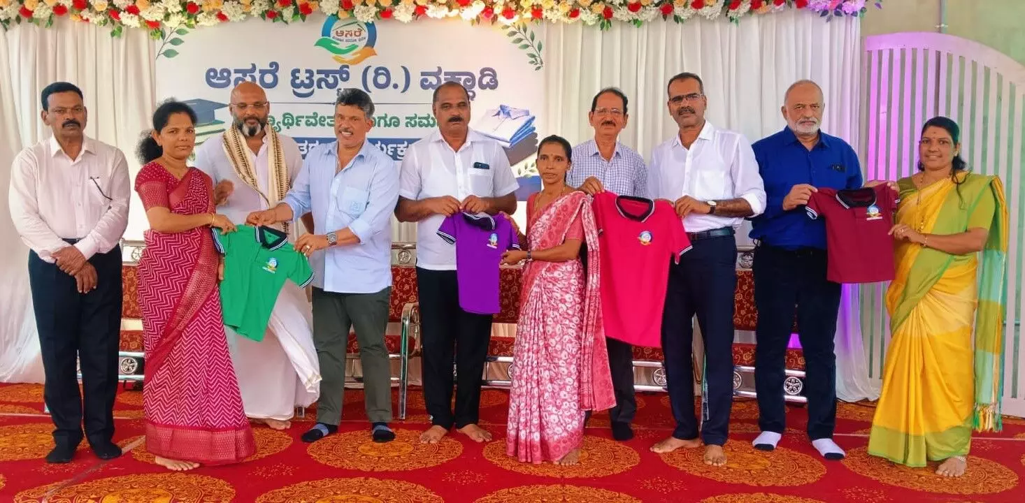 ವಕ್ವಾಡಿ ಆಸರೆ ಟ್ರಸ್ಟ್ನಿಂದ ವಿದ್ಯಾರ್ಥಿವೇತನ -ಸಮವಸ್ತ್ರ ವಿತರಣೆ ವಕ್ವಾಡಿ ಆಸರೆ ಟ್ರಸ್ಟ್ನಿಂದ ವಿದ್ಯಾರ್ಥಿವೇತನ -ಸಮವಸ್ತ್ರ ವಿತರಣೆ