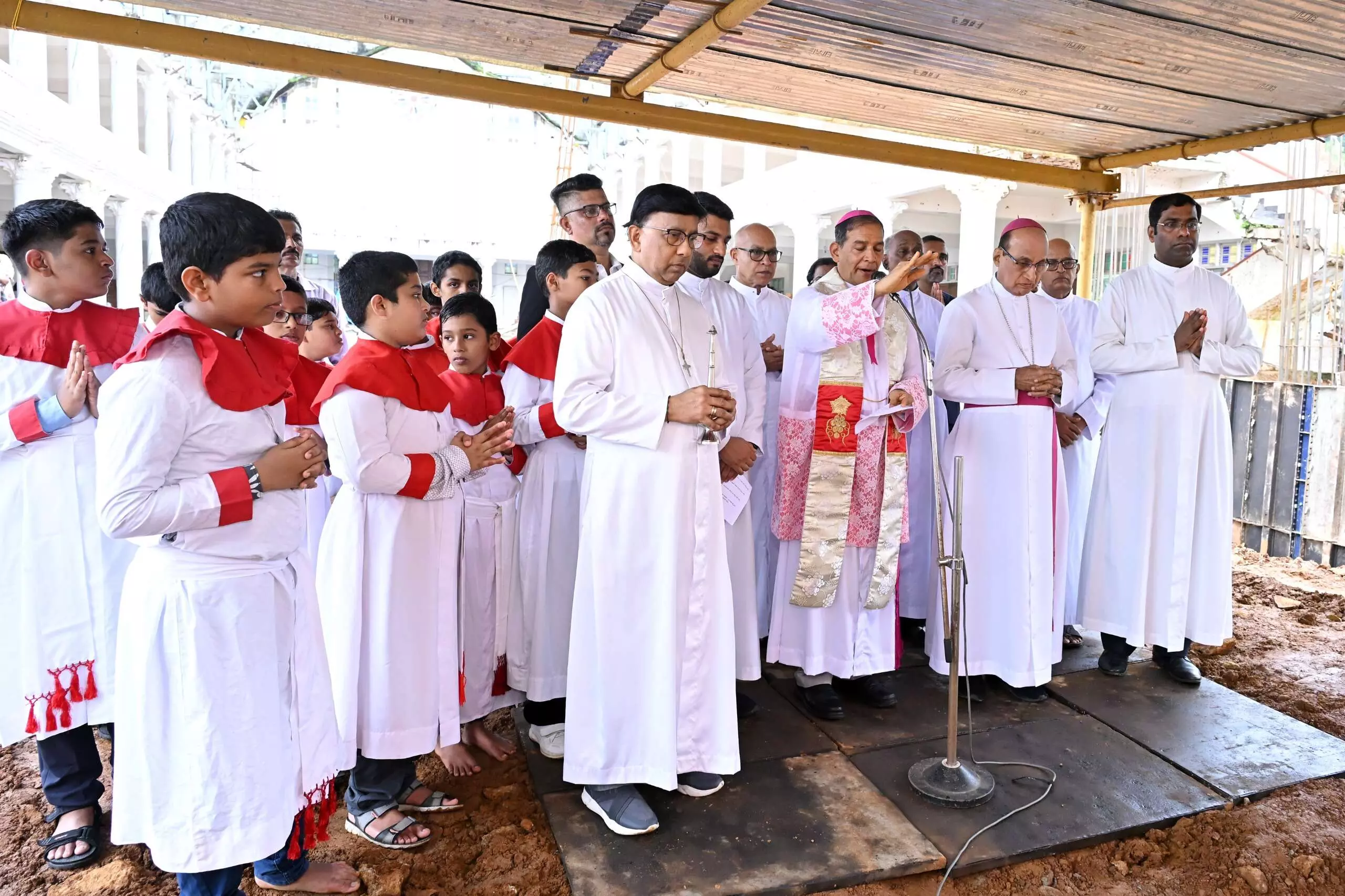 ಅತ್ತೂರು ಬಾಸಿಲಿಕಾ ಸಮರ್ಪಣೆಯ ದಶಮಾನೋತ್ಸವದ ಸಂಭ್ರಮ ಅತ್ತೂರು ಬಾಸಿಲಿಕಾ ಸಮರ್ಪಣೆಯ ದಶಮಾನೋತ್ಸವದ ಸಂಭ್ರಮ