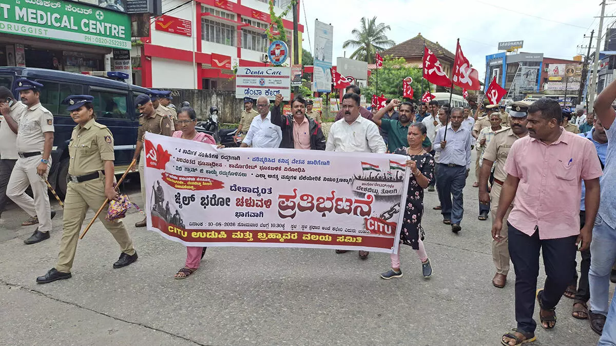ಕೇಂದ್ರದ ನೀತಿಗಳ ವಿರುದ್ಧ ಕಾರ್ಮಿಕರಿಂದ ಜೈಲ್ ಭರೋ: ರಸ್ತೆ ತಡೆಗೆ ಯತ್ನಿಸಿದ ಪ್ರತಿಭಟನಕಾರರು ವಶಕ್ಕೆ-ಬಿಡುಗಡೆ ಕೇಂದ್ರದ ನೀತಿಗಳ ವಿರುದ್ಧ ಕಾರ್ಮಿಕರಿಂದ ಜೈಲ್ ಭರೋ: ರಸ್ತೆ ತಡೆಗೆ ಯತ್ನಿಸಿದ ಪ್ರತಿಭಟನಕಾರರು ವಶಕ್ಕೆ-ಬಿಡುಗಡೆ