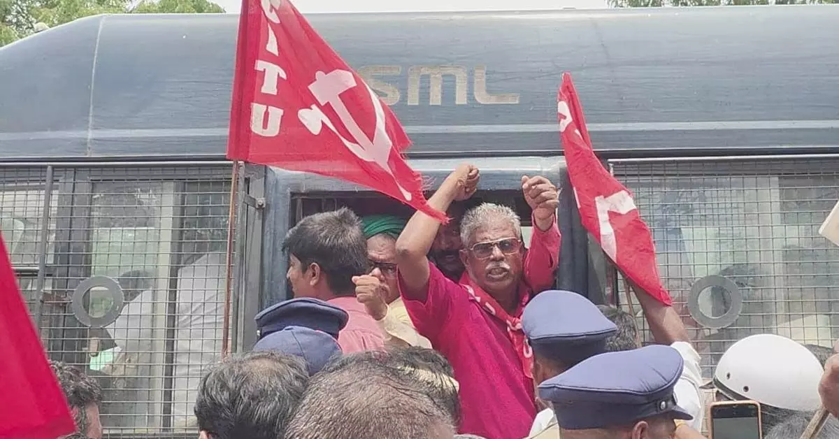 Vijayanagara | CITU ನೇತೃತ್ವದಲ್ಲಿ ʼಜೈಲ್ಭರೋʼ ಚಳವಳಿ; 150ಕ್ಕೂ ಹೆಚ್ಚು ಮುಖಂಡರು ವಶಕ್ಕೆ Vijayanagara | CITU ನೇತೃತ್ವದಲ್ಲಿ ʼಜೈಲ್ಭರೋʼ ಚಳವಳಿ; 150ಕ್ಕೂ ಹೆಚ್ಚು ಮುಖಂಡರು ವಶಕ್ಕೆ