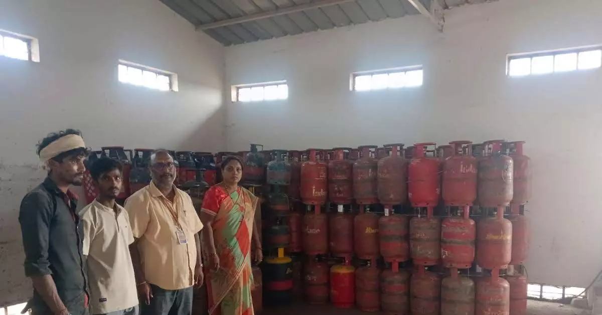 ವಿಜಯನಗರ : ಅನಧಿಕೃತವಾಗಿ ದಾಸ್ತಾನು ಮಾಡಲಾದ 216 ಸಿಲಿಂಡರ್ ಜಪ್ತಿ ವಿಜಯನಗರ : ಅನಧಿಕೃತವಾಗಿ ದಾಸ್ತಾನು ಮಾಡಲಾದ 216 ಸಿಲಿಂಡರ್ ಜಪ್ತಿ