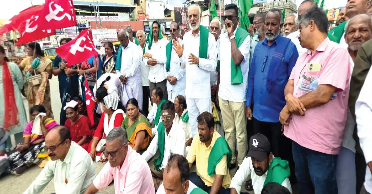 ಸರಕಾರಗಳಿಂದ ಜನ ವಿರೋಧಿ, ಕಾರ್ಪೊರೇಟ್ ಪರ ನೀತಿ ಜಾರಿ ಆರೋಪ; ರೈತರು, ಕಾರ್ಮಿಕರಿಂದ ಶಿವಮೊಗ್ಗದಲ್ಲಿ ಪ್ರತಿಭಟನೆ ಸರಕಾರಗಳಿಂದ ಜನ ವಿರೋಧಿ, ಕಾರ್ಪೊರೇಟ್ ಪರ ನೀತಿ ಜಾರಿ ಆರೋಪ; ರೈತರು, ಕಾರ್ಮಿಕರಿಂದ ಶಿವಮೊಗ್ಗದಲ್ಲಿ ಪ್ರತಿಭಟನೆ