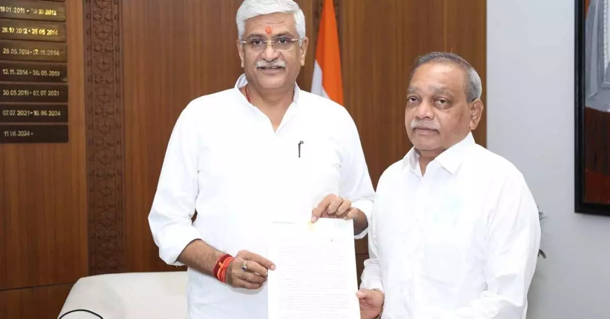ಕಲಬುರಗಿ ಕೋಟೆ ಪುನಶ್ಚೇತನಕ್ಕೆ 20 ಕೋಟಿ ರೂ. ಯೋಜನೆ: ಕೇಂದ್ರ ಸಚಿವರನ್ನು ಭೇಟಿಯಾಗಿ ಸಂಸದ ರಾಧಾಕೃಷ್ಣ ಮನವಿ ಕಲಬುರಗಿ ಕೋಟೆ ಪುನಶ್ಚೇತನಕ್ಕೆ 20 ಕೋಟಿ ರೂ. ಯೋಜನೆ: ಕೇಂದ್ರ ಸಚಿವರನ್ನು ಭೇಟಿಯಾಗಿ ಸಂಸದ ರಾಧಾಕೃಷ್ಣ ಮನವಿ
