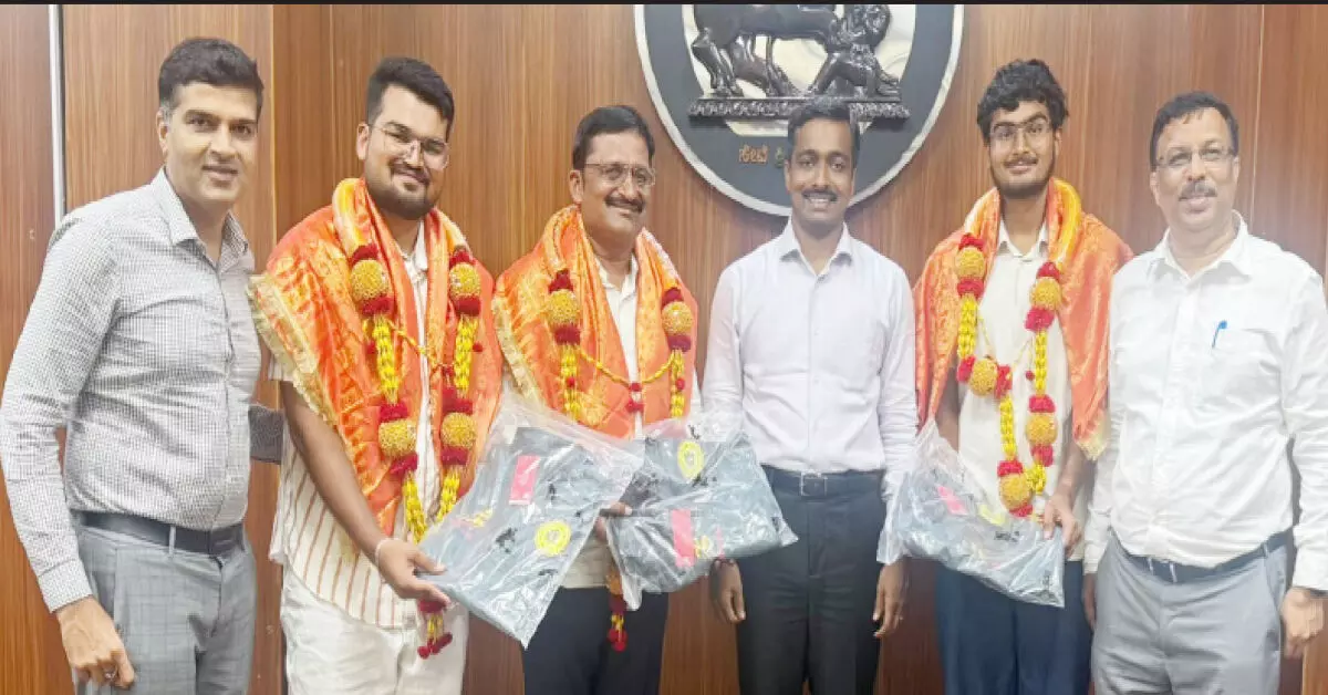 ಜಮ್ಮು-ಕಾಶ್ಮೀರದಿಂದ ಕನ್ಯಾಕುಮಾರಿವರೆಗೆ ಸೈಕ್ಲಿಂಗ್ ಸಾಧನೆ; ಉದ್ಯಮಿ ಸತೀಶ್ ರೊಟ್ಟಿ ಕುಟುಂಬಕ್ಕೆ ಕ್ರೀಡಾ ಇಲಾಖೆಯಿಂದ ಗೌರವ ಸನ್ಮಾನ ಜಮ್ಮು-ಕಾಶ್ಮೀರದಿಂದ ಕನ್ಯಾಕುಮಾರಿವರೆಗೆ ಸೈಕ್ಲಿಂಗ್ ಸಾಧನೆ; ಉದ್ಯಮಿ ಸತೀಶ್ ರೊಟ್ಟಿ ಕುಟುಂಬಕ್ಕೆ ಕ್ರೀಡಾ ಇಲಾಖೆಯಿಂದ ಗೌರವ ಸನ್ಮಾನ