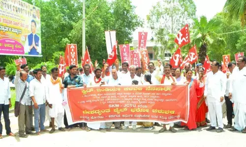 ಯಾದಗಿರಿ | ʼಜೈಲ್ ಭರೋʼ ಚಳವಳಿ; ಮುಖ್ಯ ರಸ್ತೆ ತಡೆದ ಪ್ರತಿಭಟನಾಕಾರರು