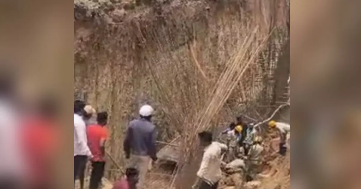Bengaluru | ಅಂಡರ್ ಪಾಸ್ ಕಾಮಗಾರಿ ವೇಳೆ ಮಣ್ಣು ಕುಸಿತ; ಇಬ್ಬರು ಕಾರ್ಮಿಕರು ಮೃತ್ಯು Bengaluru | ಅಂಡರ್ ಪಾಸ್ ಕಾಮಗಾರಿ ವೇಳೆ ಮಣ್ಣು ಕುಸಿತ; ಇಬ್ಬರು ಕಾರ್ಮಿಕರು ಮೃತ್ಯು
