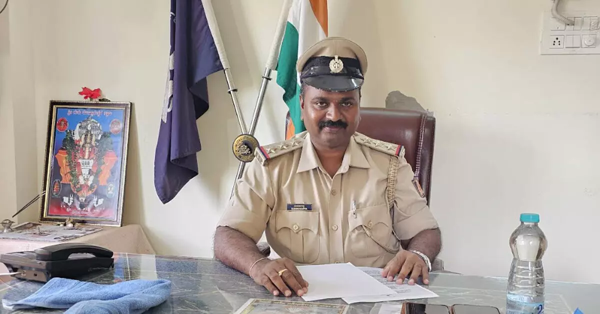 Ballari | ಕೊಟ್ಟೂರು ಠಾಣೆಗೆ ಮೊದಲ ಸರ್ಕಲ್ ಇನ್ಸ್ಪೆಕ್ಟರ್ ಆಗಿ ಡಿ.ದುರುಗಪ್ಪ ಅಧಿಕಾರ ಸ್ವೀಕಾರ Ballari | ಕೊಟ್ಟೂರು ಠಾಣೆಗೆ ಮೊದಲ ಸರ್ಕಲ್ ಇನ್ಸ್ಪೆಕ್ಟರ್ ಆಗಿ ಡಿ.ದುರುಗಪ್ಪ ಅಧಿಕಾರ ಸ್ವೀಕಾರ
