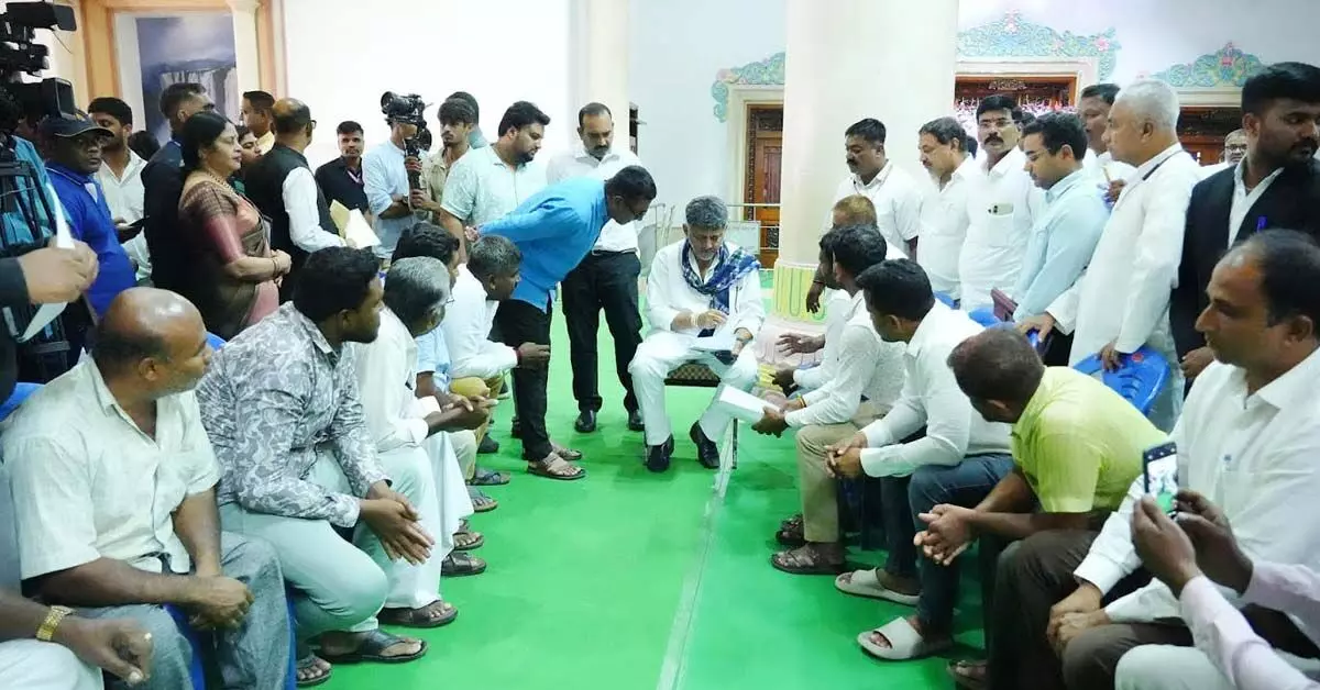 ‘ಬಿಡದಿ ಟೌನ್ಶಿಪ್ ಯೋಜನೆಗೆ ಭೂಮಿ ಕೊಡಲು ಸಿದ್ಧ’ | ರೆಡ್ ಝೋನ್ನಿಂದ ಮುಕ್ತಿ ನೀಡುವಂತೆ ಮುಖ್ಯಮಂತ್ರಿಗೆ ರೈತರ ಮನವಿ ‘ಬಿಡದಿ ಟೌನ್ಶಿಪ್ ಯೋಜನೆಗೆ ಭೂಮಿ ಕೊಡಲು ಸಿದ್ಧ’ | ರೆಡ್ ಝೋನ್ನಿಂದ ಮುಕ್ತಿ ನೀಡುವಂತೆ ಮುಖ್ಯಮಂತ್ರಿಗೆ ರೈತರ ಮನವಿ