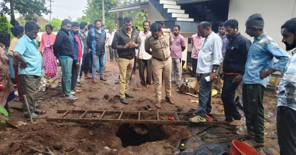 ಮಡಿಕೇರಿ | ಶೌಚಾಲಯದ ಗುಂಡಿಗೆ ಬಿದ್ದು ಇಬ್ಬರು ಮೃತ್ಯು ಮಡಿಕೇರಿ | ಶೌಚಾಲಯದ ಗುಂಡಿಗೆ ಬಿದ್ದು ಇಬ್ಬರು ಮೃತ್ಯು