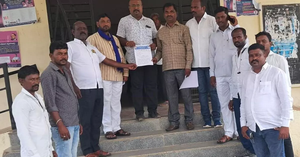ಸುರಪುರ | ನಕಲಿ ಪಿಎಚ್ಡಿ ಪ್ರಮಾಣ ಪತ್ರ ಸಲ್ಲಿಸಿ ಸೇವೆಗೆ ಸೇರಿರುವ ಆರೋಪ: ತನಿಖೆಗೆ ಆಗ್ರಹಿಸಿ ಪ್ರತಿಭಟನೆ ಸುರಪುರ | ನಕಲಿ ಪಿಎಚ್ಡಿ ಪ್ರಮಾಣ ಪತ್ರ ಸಲ್ಲಿಸಿ ಸೇವೆಗೆ ಸೇರಿರುವ ಆರೋಪ: ತನಿಖೆಗೆ ಆಗ್ರಹಿಸಿ ಪ್ರತಿಭಟನೆ
