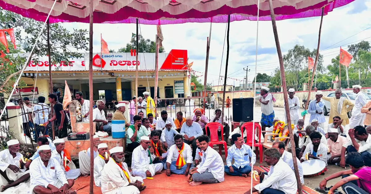 Aland | ಬೆಳೆ ವಿಮೆ ಹಣಕ್ಕಾಗಿ ನಿಂಬರ್ಗಾದಲ್ಲಿ ರೈತರ ಆಕ್ರೋಶ; ಪ್ರತಿಭಟನೆ Aland | ಬೆಳೆ ವಿಮೆ ಹಣಕ್ಕಾಗಿ ನಿಂಬರ್ಗಾದಲ್ಲಿ ರೈತರ ಆಕ್ರೋಶ; ಪ್ರತಿಭಟನೆ