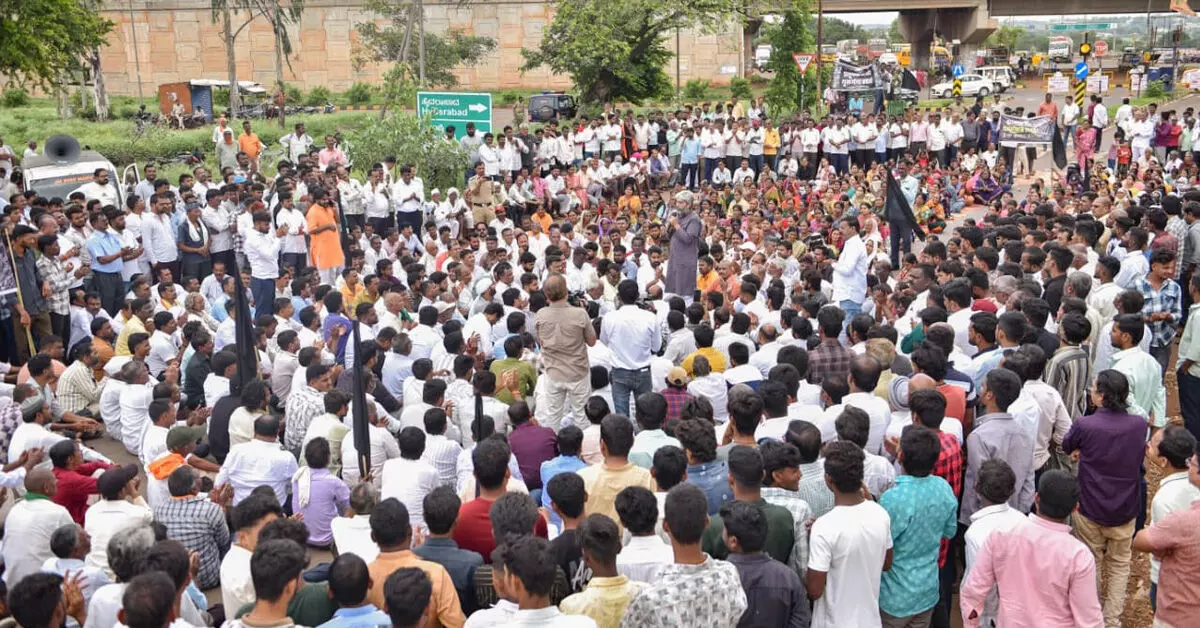ಕೈಗಾರಿಕಾ ಮಾಲಿನ್ಯ ಖಂಡಿಸಿ ಹುಮನಾಬಾದ್ನಲ್ಲಿ ರಸ್ತೆ ತಡೆದು ಪ್ರತಿಭಟನೆ; ಶಾಶ್ವತ ಪರಿಹಾರಕ್ಕೆ ಆಗ್ರಹ ಕೈಗಾರಿಕಾ ಮಾಲಿನ್ಯ ಖಂಡಿಸಿ ಹುಮನಾಬಾದ್ನಲ್ಲಿ ರಸ್ತೆ ತಡೆದು ಪ್ರತಿಭಟನೆ; ಶಾಶ್ವತ ಪರಿಹಾರಕ್ಕೆ ಆಗ್ರಹ