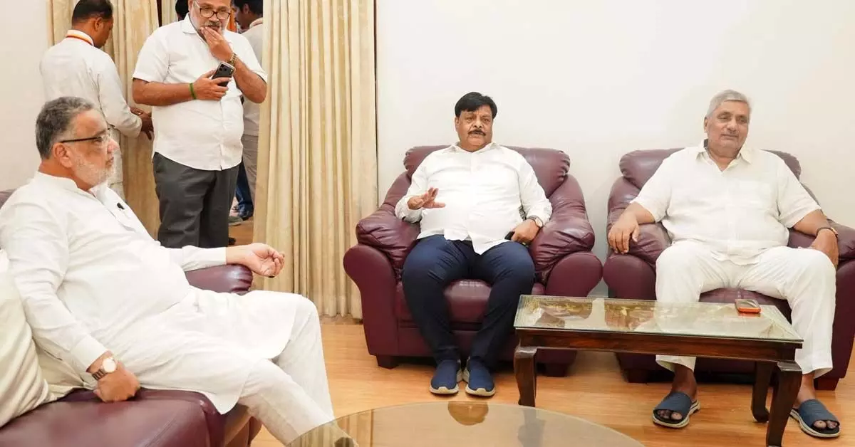 Mysuru | ಸಚಿವ ಸ್ಥಾನ ಕೈ ತಪ್ಪಿದ ಹಿನ್ನಲೆ: ಮೈಸೂರಿನಲ್ಲಿ ಸಭೆ ನಡೆಸಿದ ಶಾಸಕರಾದ ಎಚ್.ಸಿ. ಮಹದೇವಪ್ಪ, ತನ್ವೀರ್ ಸೇಠ್, ವೆಂಕಟೇಶ್ Mysuru | ಸಚಿವ ಸ್ಥಾನ ಕೈ ತಪ್ಪಿದ ಹಿನ್ನಲೆ: ಮೈಸೂರಿನಲ್ಲಿ ಸಭೆ ನಡೆಸಿದ ಶಾಸಕರಾದ ಎಚ್.ಸಿ. ಮಹದೇವಪ್ಪ, ತನ್ವೀರ್ ಸೇಠ್, ವೆಂಕಟೇಶ್