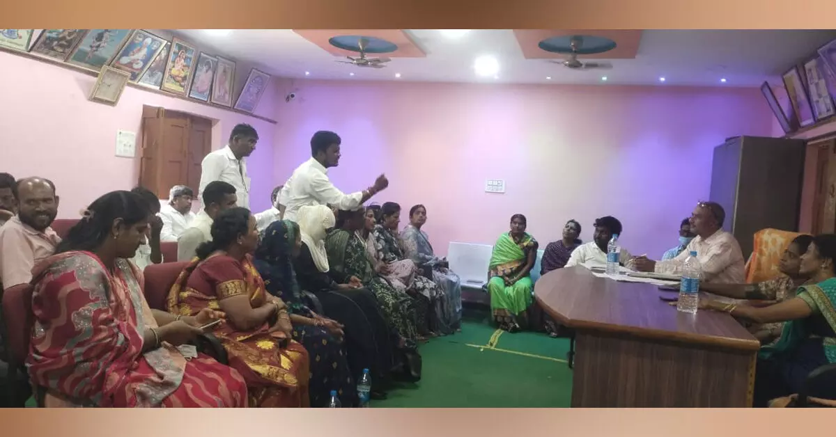 ಪೊಲೀಸರ ಭದ್ರತೆಯಲ್ಲಿ ಹುಲಸೂರು ಗ್ರಾಪಂ ಸಾಮಾನ್ಯ ಸಭೆ ಪೊಲೀಸರ ಭದ್ರತೆಯಲ್ಲಿ ಹುಲಸೂರು ಗ್ರಾಪಂ ಸಾಮಾನ್ಯ ಸಭೆ