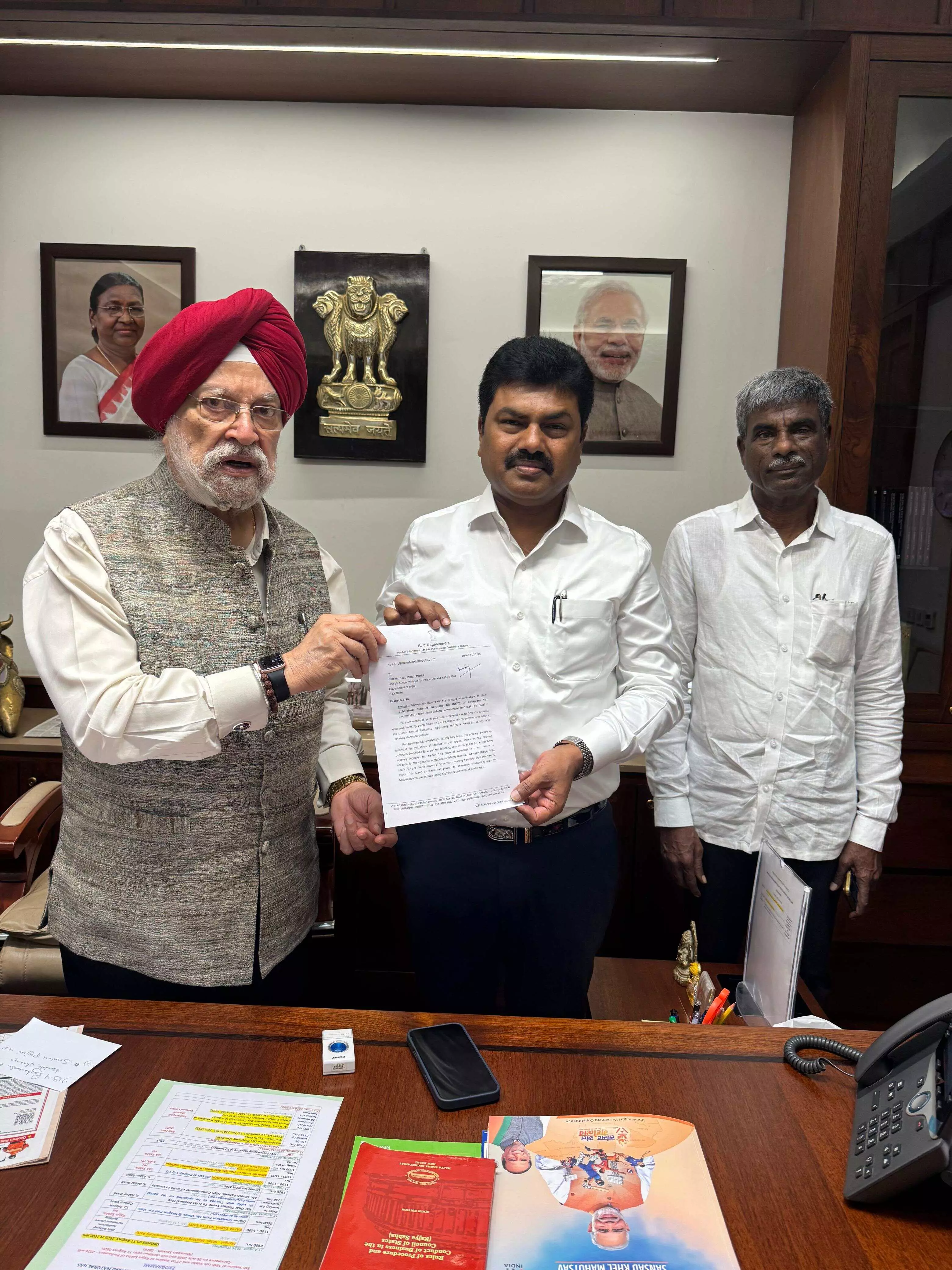 ರಾಜ್ಯ ಕರಾವಳಿ ಮೀನುಗಾರರಿಗೆ ಪ್ರತ್ಯೇಕ ಸೀಮೆಎಣ್ಣೆ ಹಂಚಿಕೆಗೆ ಕೋರಿಕೆ: ಪೆಟ್ರೋಲಿಯಂ ಸಚಿವ ಹರ್ದೀಪ್ ಸಿಂಗ್ ಭೇಟಿಯಾದ ಸಂಸದರು ರಾಜ್ಯ ಕರಾವಳಿ ಮೀನುಗಾರರಿಗೆ ಪ್ರತ್ಯೇಕ ಸೀಮೆಎಣ್ಣೆ ಹಂಚಿಕೆಗೆ ಕೋರಿಕೆ: ಪೆಟ್ರೋಲಿಯಂ ಸಚಿವ ಹರ್ದೀಪ್ ಸಿಂಗ್ ಭೇಟಿಯಾದ ಸಂಸದರು