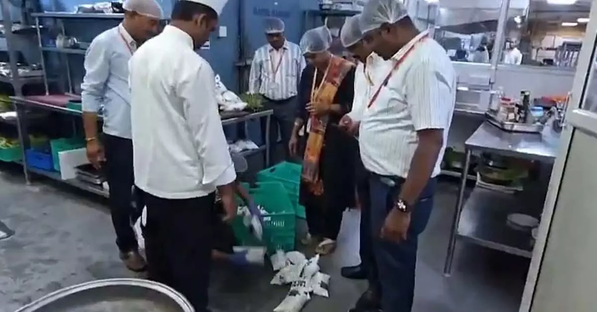 ಆಹಾರ ಸುರಕ್ಷತೆಗೆ ಬಿಗಿ ಕ್ರಮ | ಹೋಟೆಲ್, ಧಾಬಾ, ಆಹಾರ ಸೇವಾ ಸಂಸ್ಥೆಗಳು ಕಡ್ಡಾಯ ಸುರಕ್ಷತ ನೈರ್ಮಲ್ಯ ನಿಯಮಗಳ ಪಾಲಿಸಲು ರಾಜ್ಯ ಸರಕಾರ ಸೂಚನೆ ಆಹಾರ ಸುರಕ್ಷತೆಗೆ ಬಿಗಿ ಕ್ರಮ | ಹೋಟೆಲ್, ಧಾಬಾ, ಆಹಾರ ಸೇವಾ ಸಂಸ್ಥೆಗಳು ಕಡ್ಡಾಯ ಸುರಕ್ಷತ ನೈರ್ಮಲ್ಯ ನಿಯಮಗಳ ಪಾಲಿಸಲು ರಾಜ್ಯ ಸರಕಾರ ಸೂಚನೆ