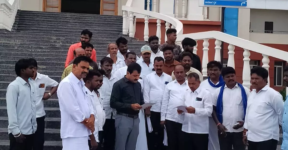 Raichur | ಭೂಮಾನಂದ ಕೊಲೆ ಪ್ರಕರಣ ಸಿಬಿಐಗೆ ವಹಿಸಲು ಆಗ್ರಹಿಸಿ ಪ್ರತಿಭಟನೆ Raichur | ಭೂಮಾನಂದ ಕೊಲೆ ಪ್ರಕರಣ ಸಿಬಿಐಗೆ ವಹಿಸಲು ಆಗ್ರಹಿಸಿ ಪ್ರತಿಭಟನೆ
