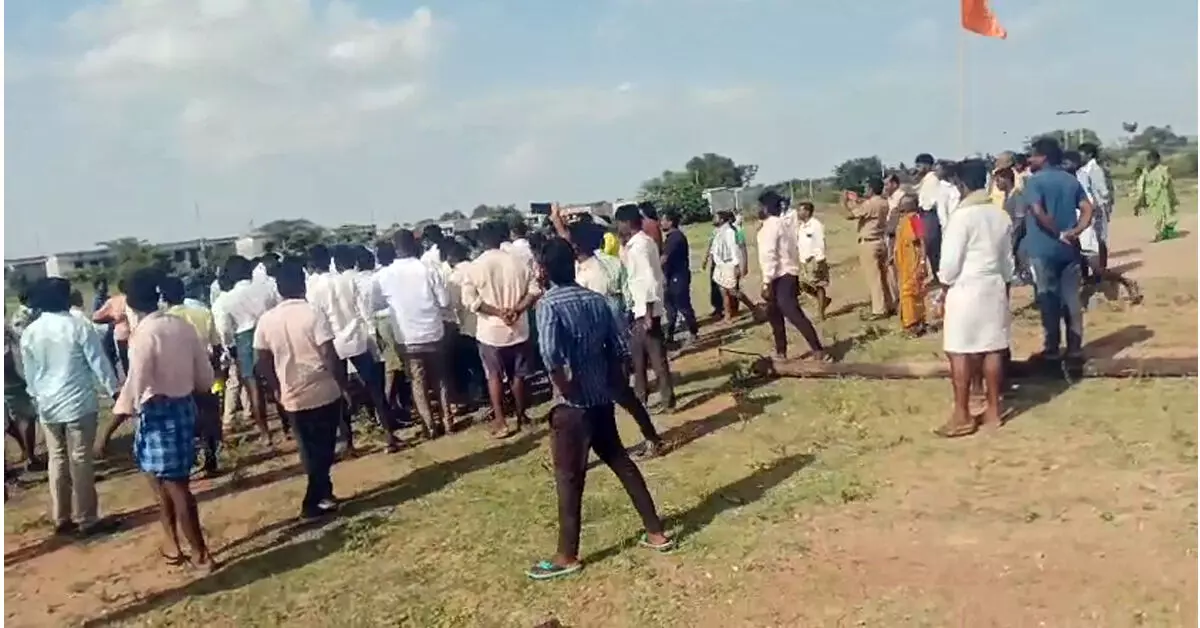 Raichuru | ಚರ್ಚ್, ದೇವಸ್ಥಾನದ ವಿಚಾರವಾಗಿ ಜಗಳ: 15 ಮಂದಿಗೆ ಗಾಯ, 20 ಮಂದಿ ವಿರುದ್ಧ ಎಫ್ ಐಆರ್ Raichuru | ಚರ್ಚ್, ದೇವಸ್ಥಾನದ ವಿಚಾರವಾಗಿ ಜಗಳ: 15 ಮಂದಿಗೆ ಗಾಯ, 20 ಮಂದಿ ವಿರುದ್ಧ ಎಫ್ ಐಆರ್
