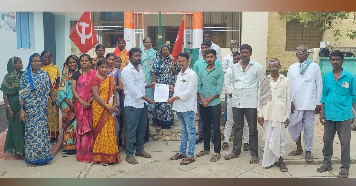 Wadi | ವಿಬಿಜಿ ರಾಮ್ಜಿ ಯೋಜನೆಯಡಿ ಕೆಲಸ ನೀಡುವಂತೆ ಆಗ್ರಹಿಸಿ ಕಾರ್ಮಿಕರ ಪ್ರತಿಭಟನೆ Wadi | ವಿಬಿಜಿ ರಾಮ್ಜಿ ಯೋಜನೆಯಡಿ ಕೆಲಸ ನೀಡುವಂತೆ ಆಗ್ರಹಿಸಿ ಕಾರ್ಮಿಕರ ಪ್ರತಿಭಟನೆ