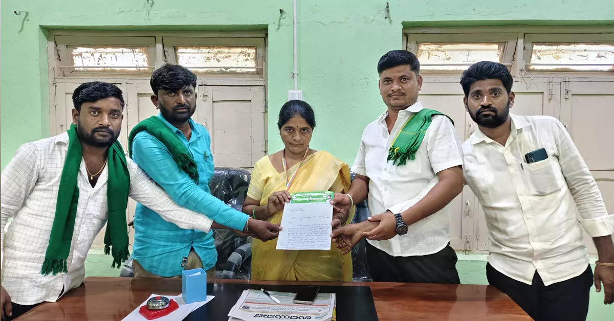 ದೇವದುರ್ಗ ಎಪಿಎಂಸಿಯಲ್ಲಿ ರೈತ ವಿರೋಧಿ ಚಟುವಟಿಕೆ ತಡೆಗೆ ಆಗ್ರಹ ದೇವದುರ್ಗ ಎಪಿಎಂಸಿಯಲ್ಲಿ ರೈತ ವಿರೋಧಿ ಚಟುವಟಿಕೆ ತಡೆಗೆ ಆಗ್ರಹ