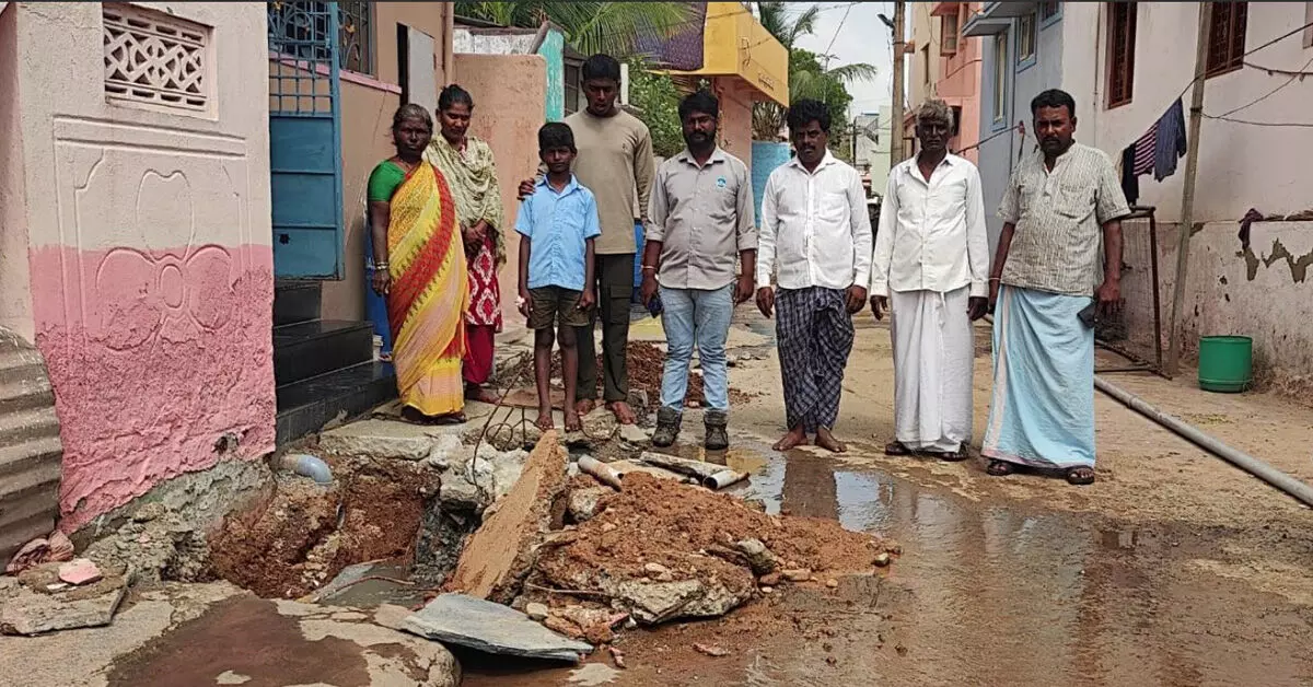 Ballari | ಅವೈಜ್ಞಾನಿಕ ಚರಂಡಿ ಕಾಮಗಾರಿ ಆರೋಪ : ಕುರೆಕುಪ್ಪ 5ನೇ ವಾರ್ಡ್ ನಿವಾಸಿಗಳ ಪ್ರತಿಭಟನೆ Ballari | ಅವೈಜ್ಞಾನಿಕ ಚರಂಡಿ ಕಾಮಗಾರಿ ಆರೋಪ : ಕುರೆಕುಪ್ಪ 5ನೇ ವಾರ್ಡ್ ನಿವಾಸಿಗಳ ಪ್ರತಿಭಟನೆ
