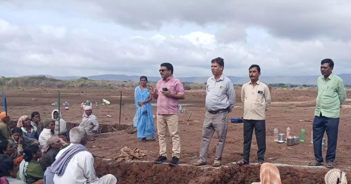 Ballari | ವಿಠಲಾಪುರದಲ್ಲಿ VB-G RAM G ಕಾಮಗಾರಿ ಪರಿಶೀಲನೆ Ballari | ವಿಠಲಾಪುರದಲ್ಲಿ VB-G RAM G ಕಾಮಗಾರಿ ಪರಿಶೀಲನೆ